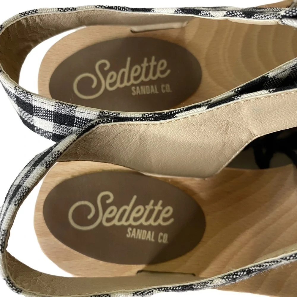 Sedette Canvas Wedge Sandals. Size 8